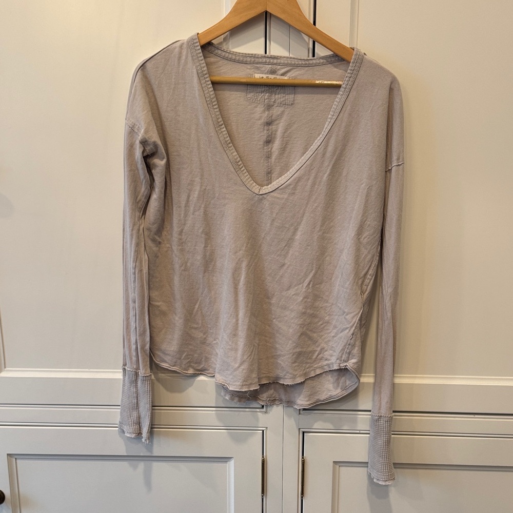 We The Free Light Gray V-Neck Long Sleeve Top